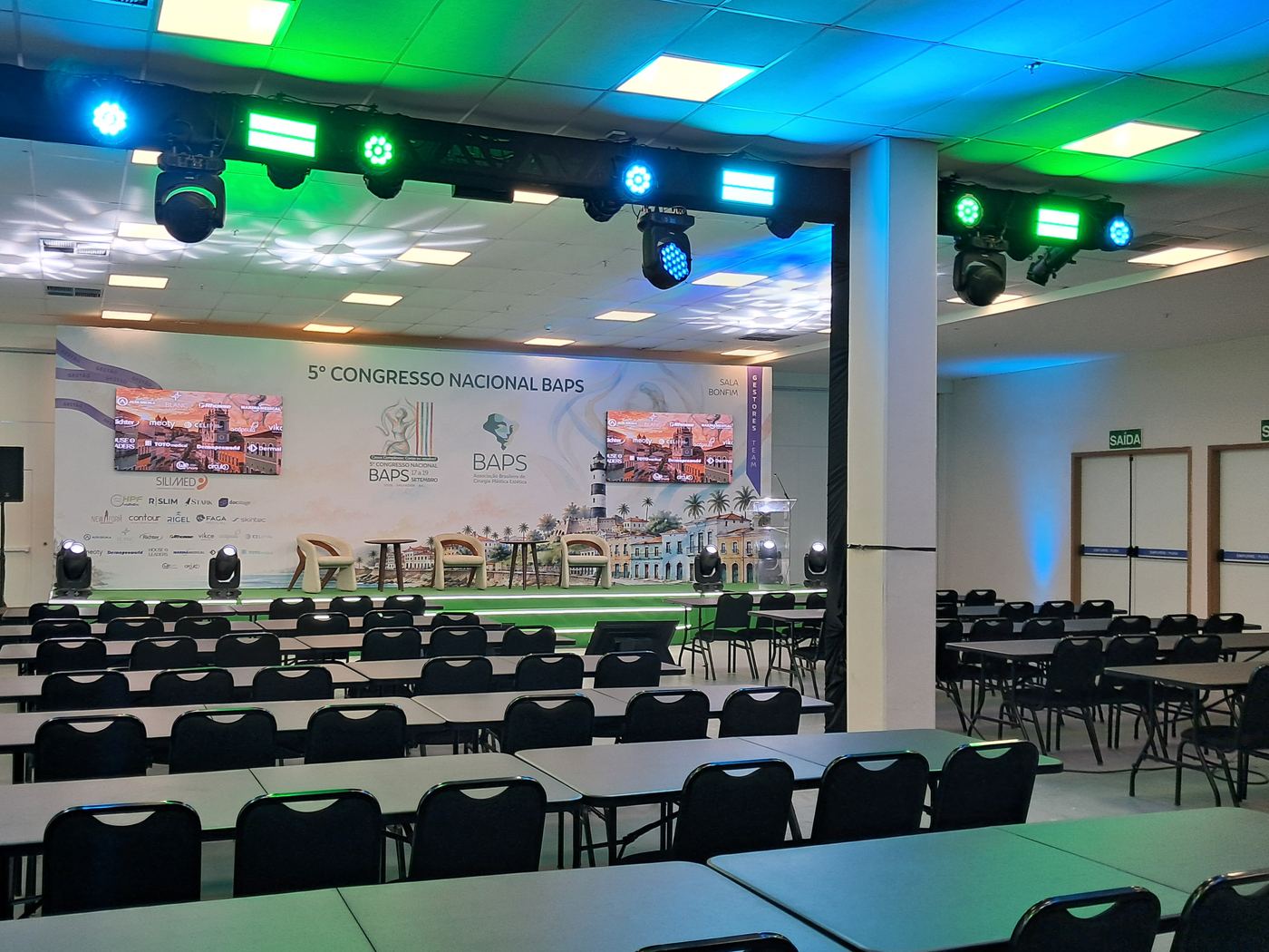 Plenária do 5º Congresso Nacional BAPS com painéis de LED e iluminação cênica
