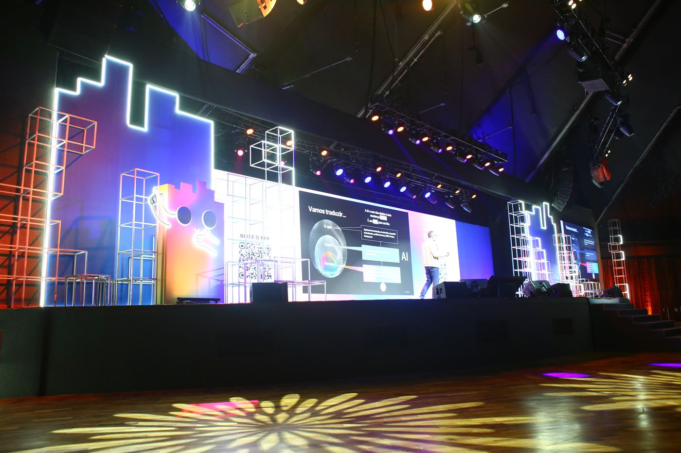 Plenária principal do Superlógica Next 2026 com painel de LED e estrutura cenográfica iluminada